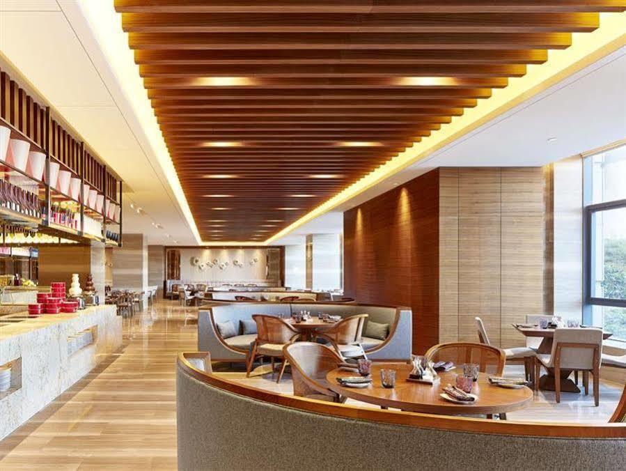 Sheraton Grand Zhengzhou Hotel Екстериор снимка