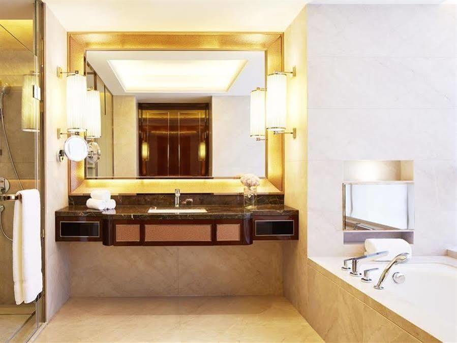 Sheraton Grand Zhengzhou Hotel Екстериор снимка